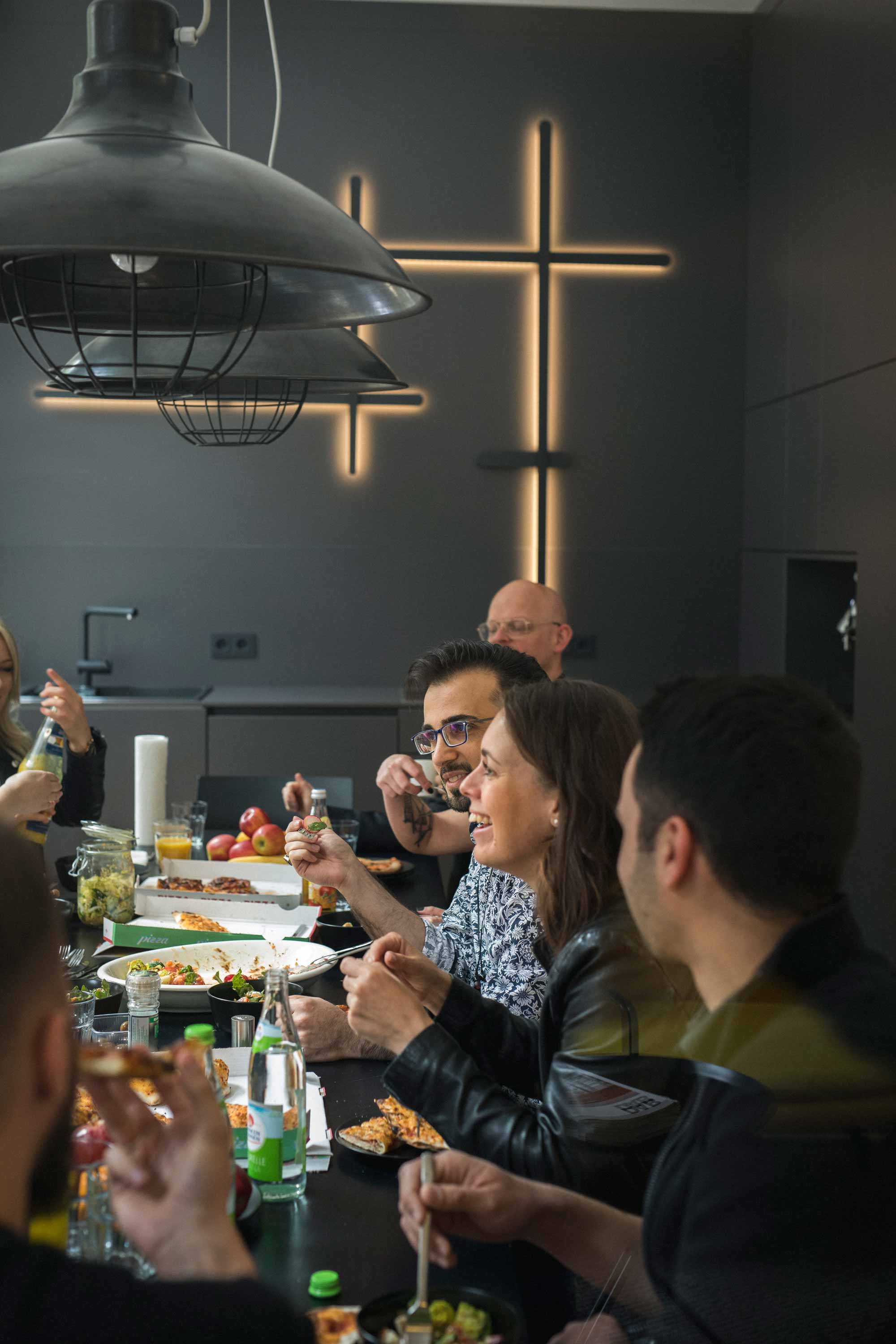 Das Team der Bermüller+Niemeyer Architekturwerkstatt bei der gemeinsamen Mittagspause.