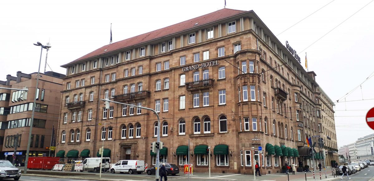 Die straßenseitige Ansicht vom Grand Hotel Lé Meridien.