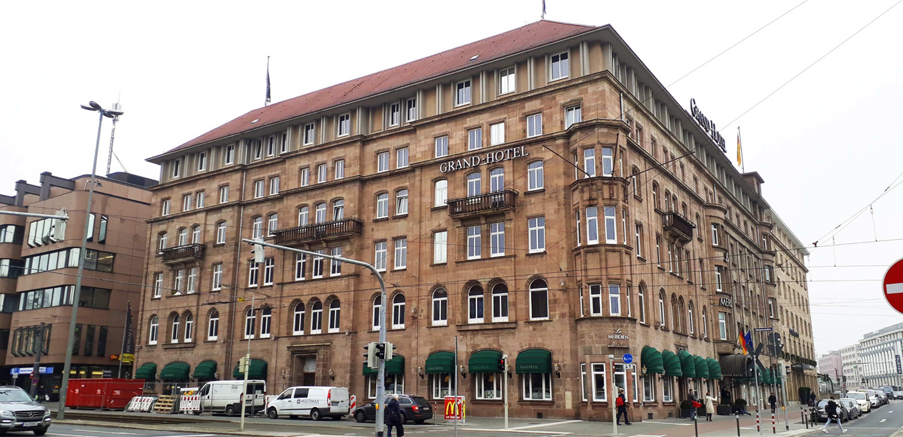 Die straßenseitige Ansicht vom Grand Hotel Lé Meridien.