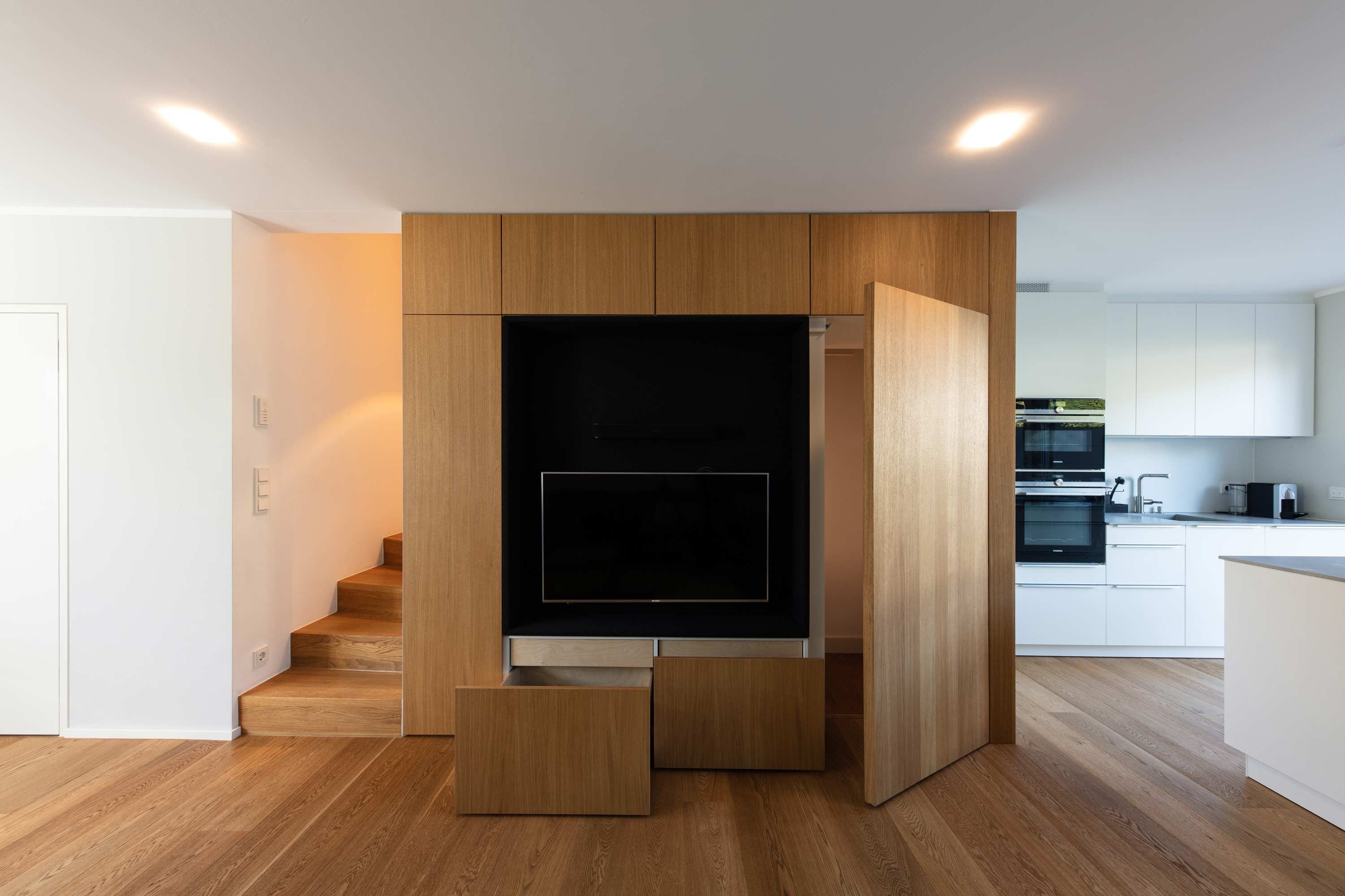 Multifunktionales Einbaumöbel für das Haus KLE von der Bermüller+Niemeyer Architekturwerkstatt.