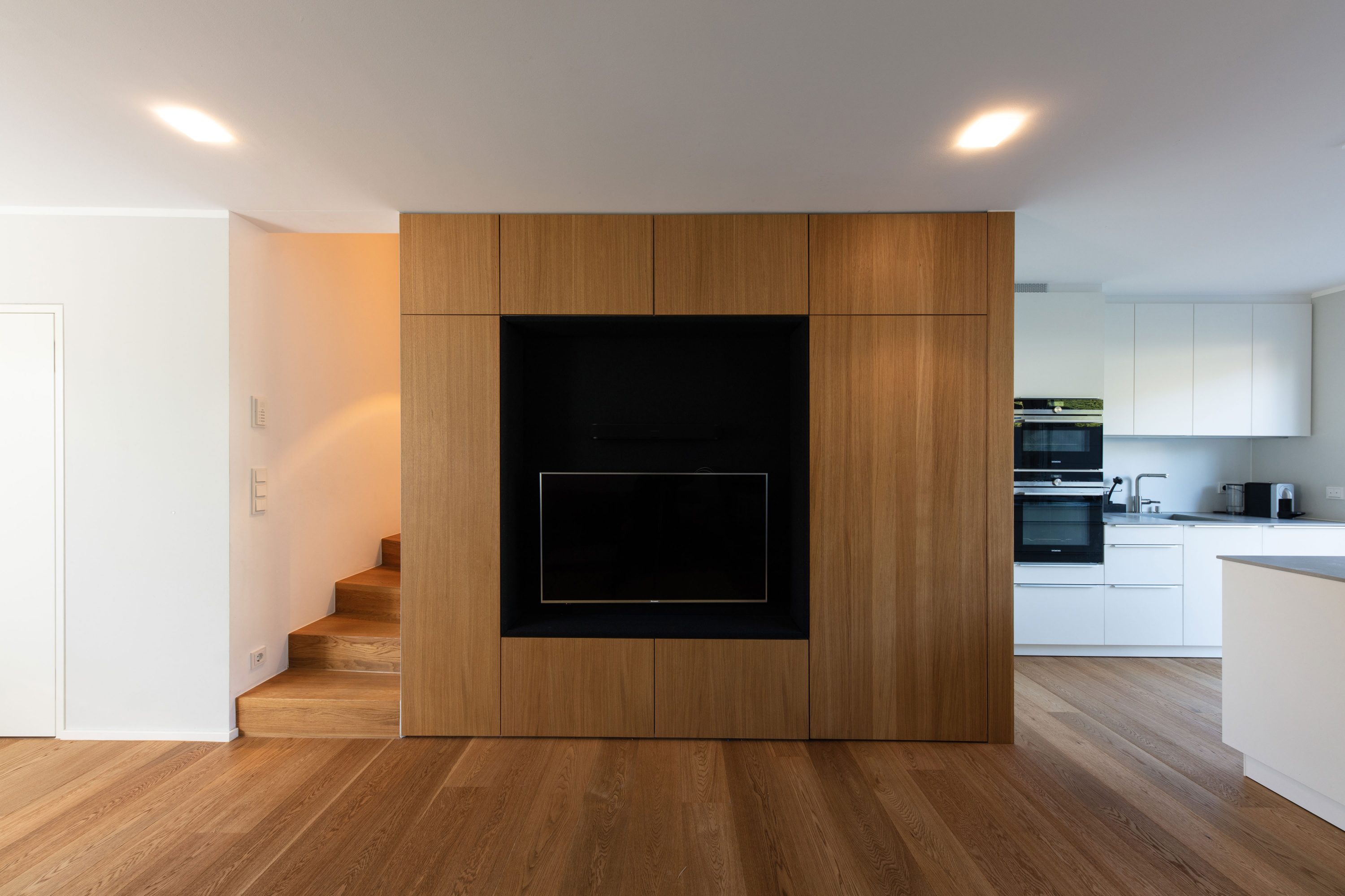 Das multifunktionale Einbaumöbel mit Tip-On-Beschlägen im Einfamilienhaus Kell.