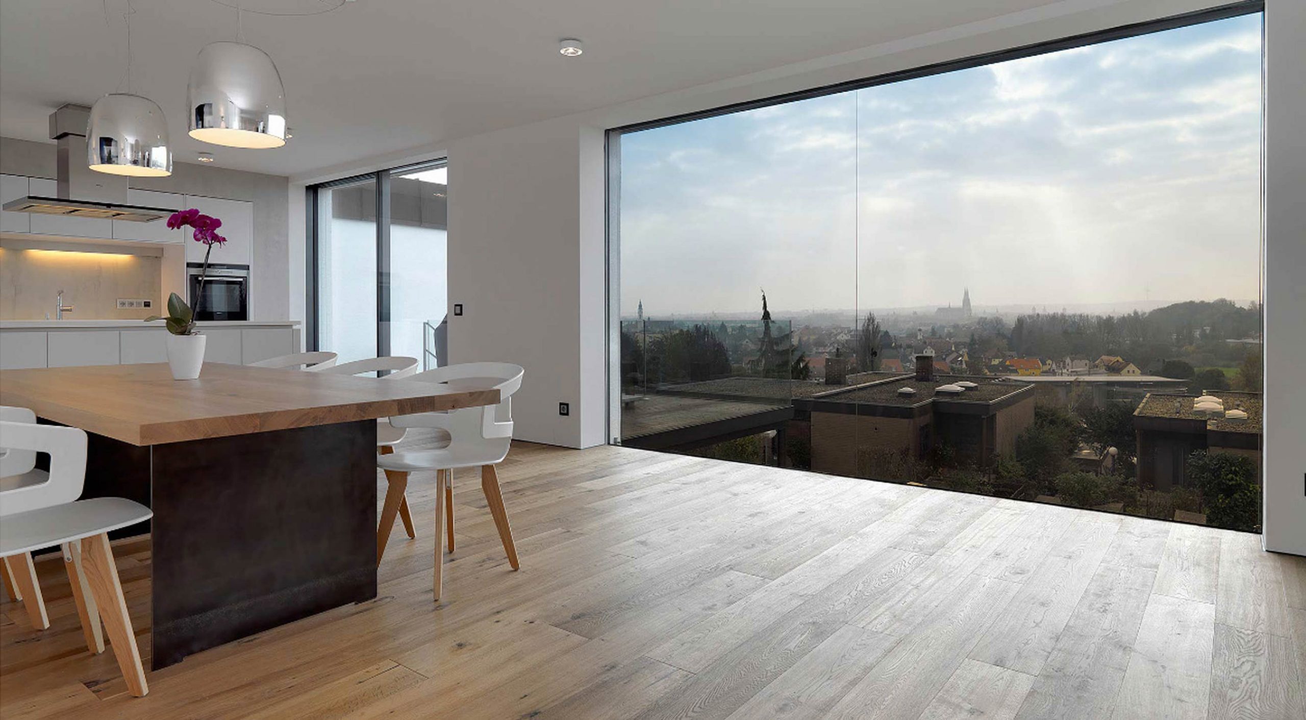 Der Blick vom Essbereich im Einfamilienhaus 