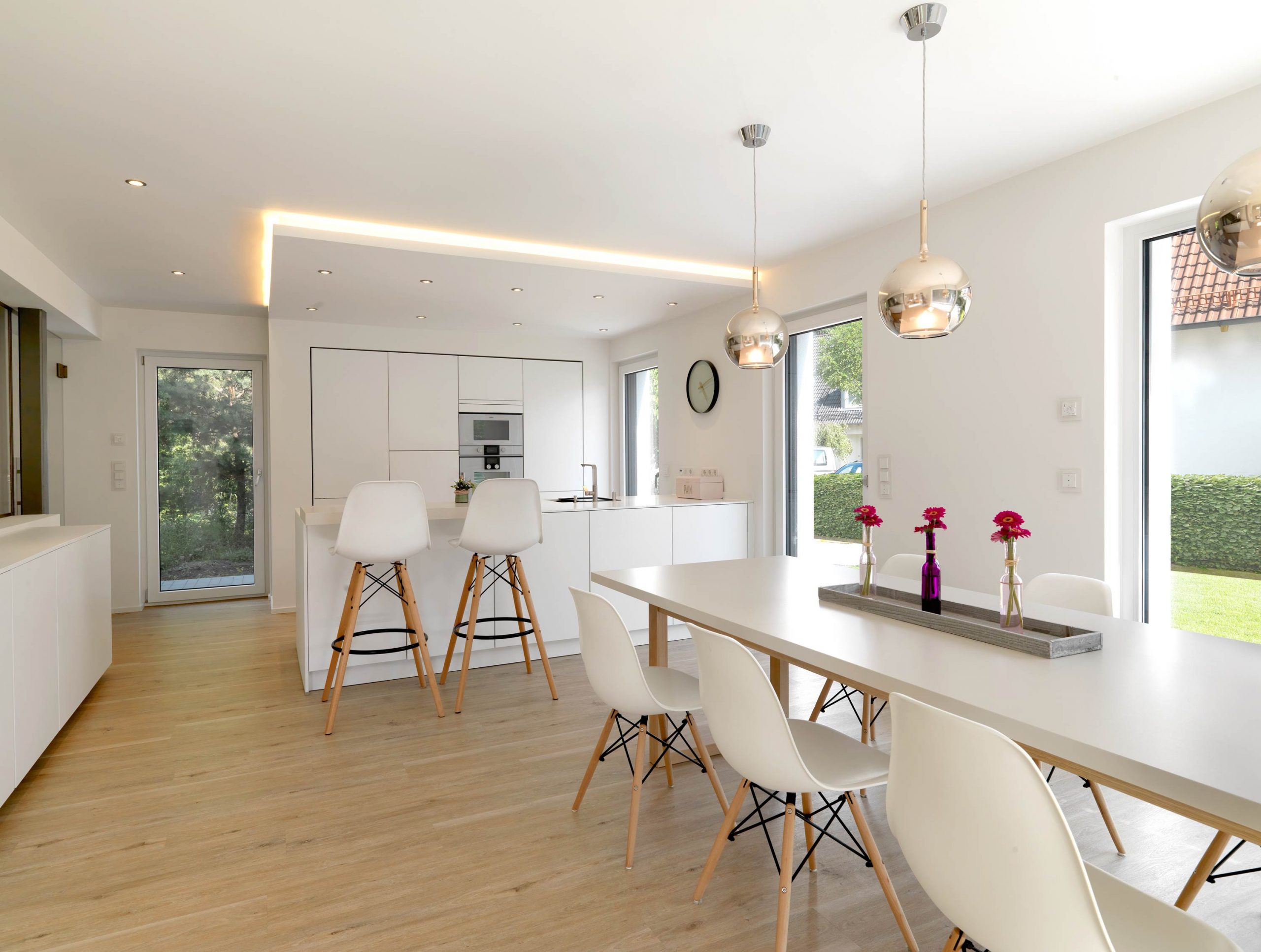 Der Ess- und Kochbereich mit hellen Akzenten im Einfamilienhaus 