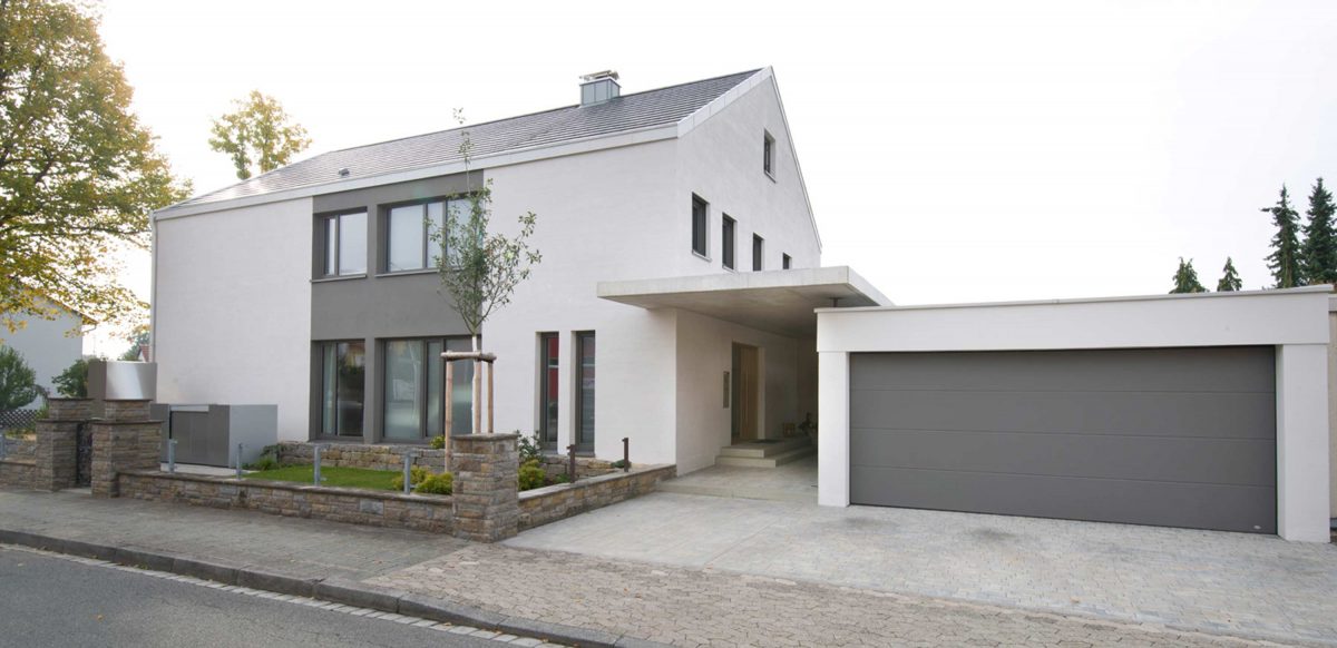 Frontansicht der Villa 