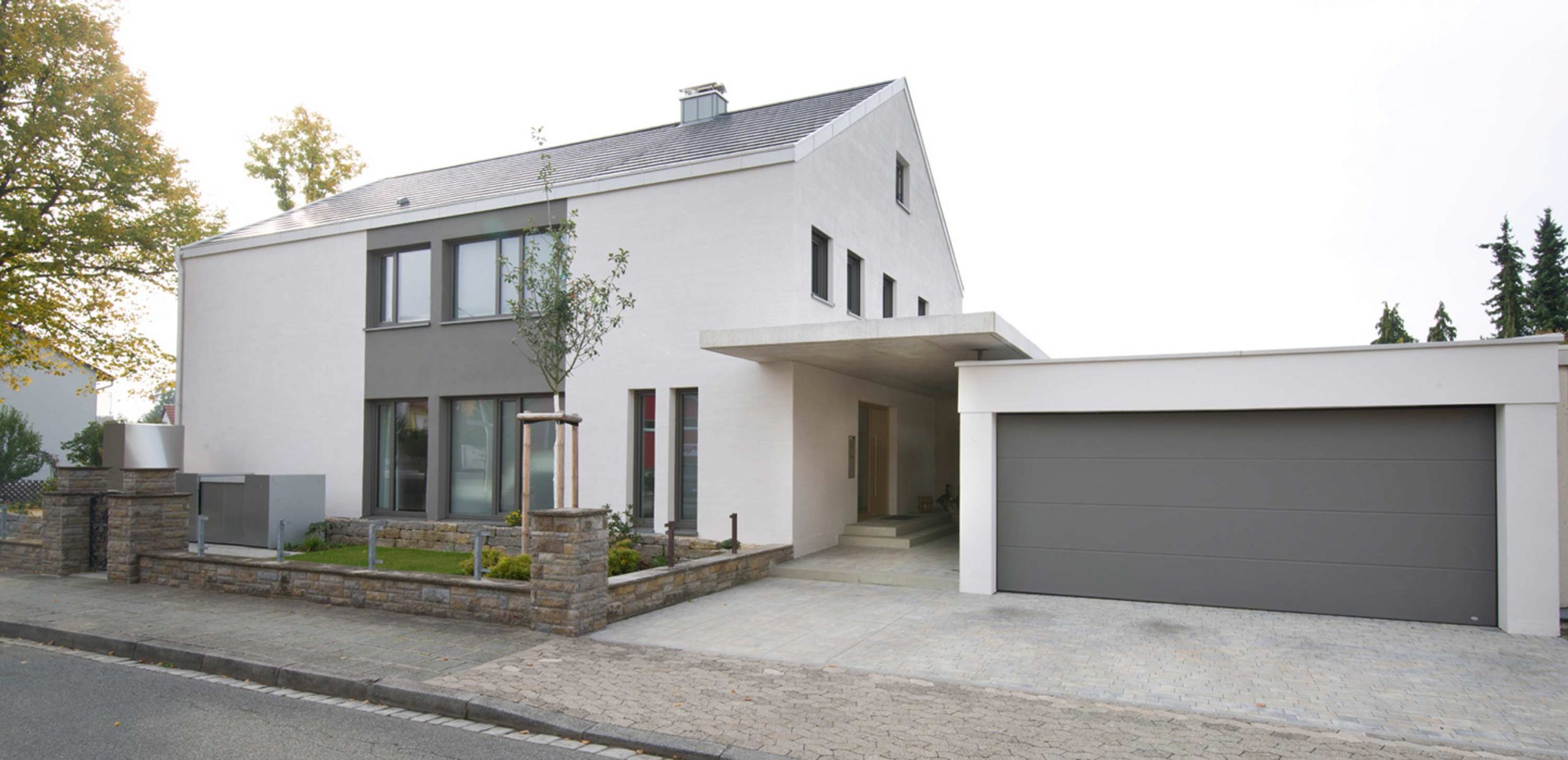 Frontansicht der Villa 