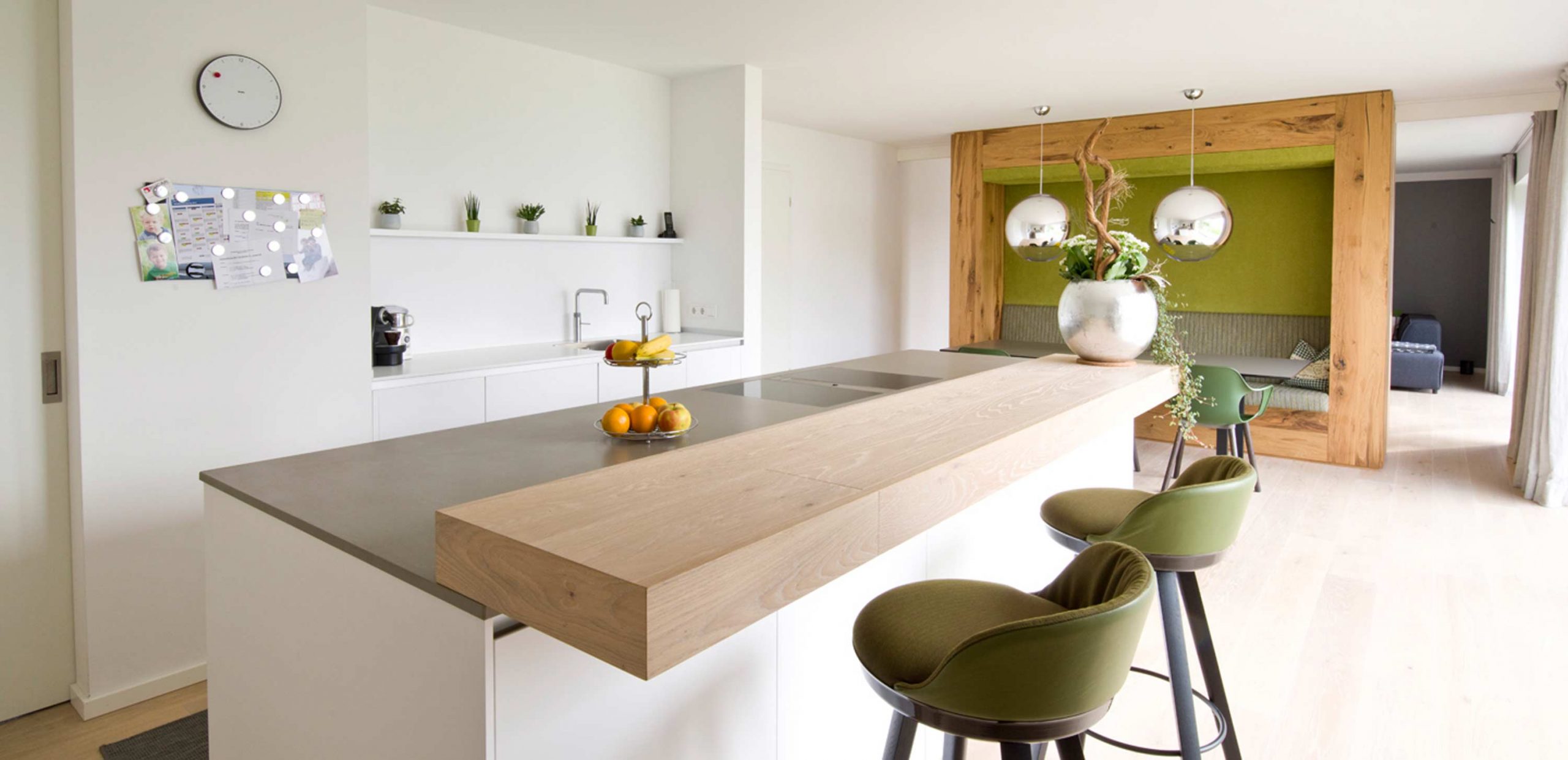 Die Kuecheninsel mit Block Ablage für die Barhocker an der Kuechenzeile in der Villa 