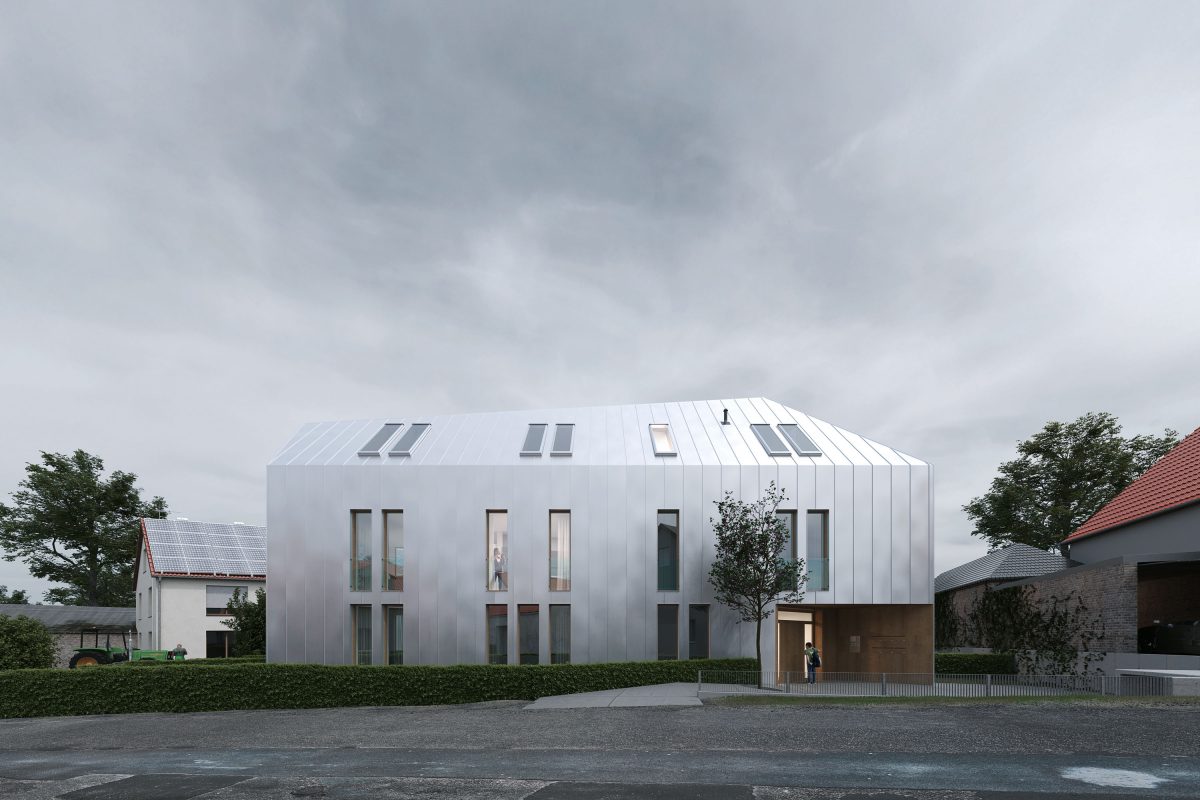 Perspektive von der Straße auf die Eingangsseite des Mehrfamilienhauses in der Oberpfalz.