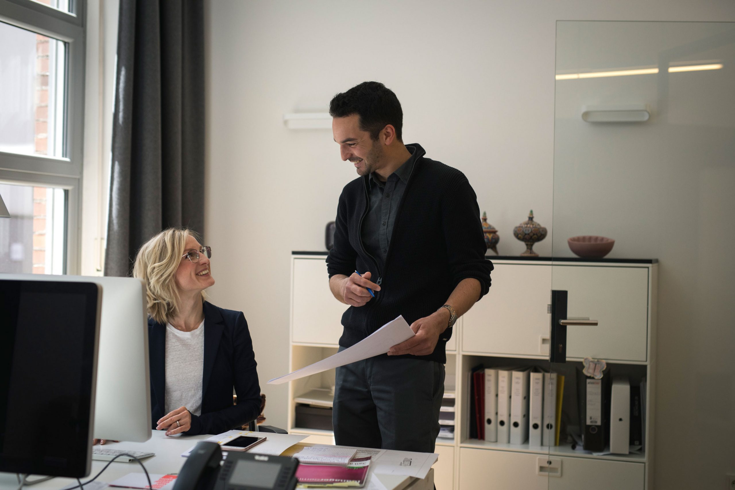 besprechung im Team in der Bermüller + Niemeyer Architekturwerkstatt in Nürnberg