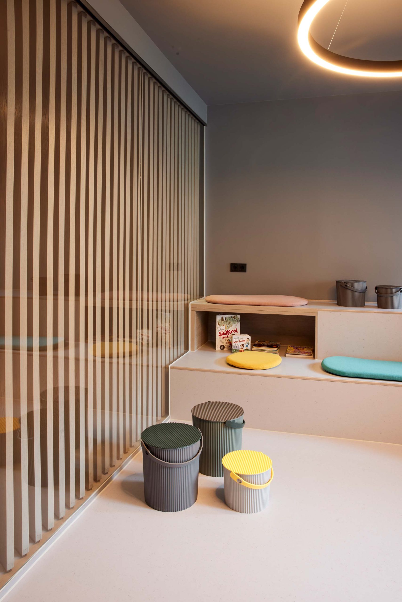 Wartezimmer in der Praxis für Kinderchirurgie. Entworfen von der Bermüller+Niemeyer Architekturwerkstatt aus Nürnberg.