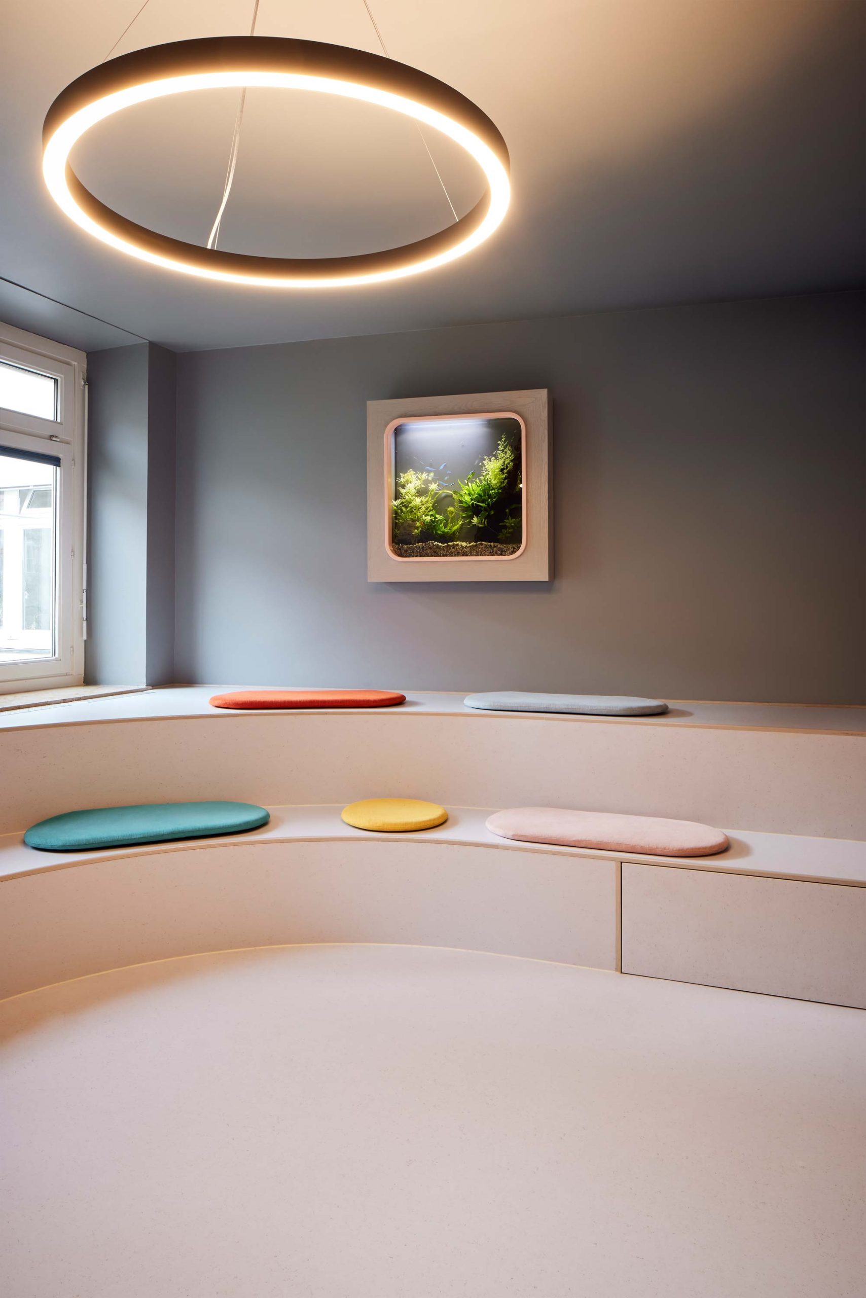 Wartezimmer in der Praxis für Kinderchirurgie. Entworfen von der Bermüller+Niemeyer Architekturwerkstatt aus Nürnberg.