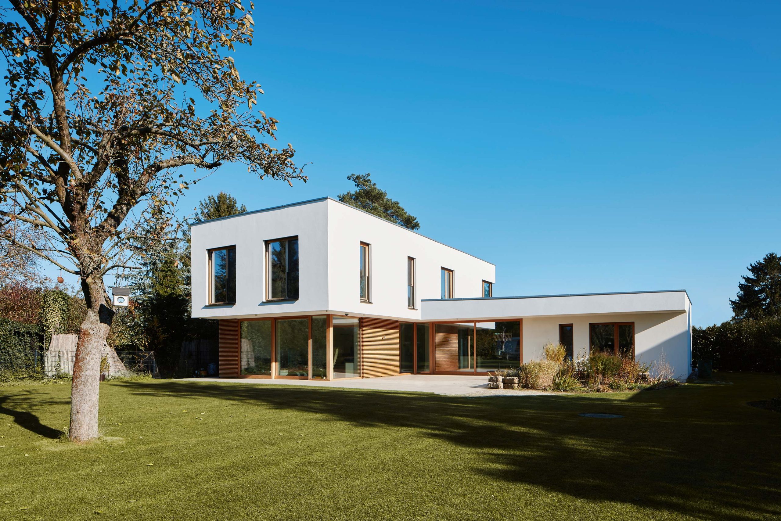 Gartenansicht vom Haus GLZ. Entworfen von der Bermüller+Niemeyer Architekturwerkstatt aus Nürnberg.