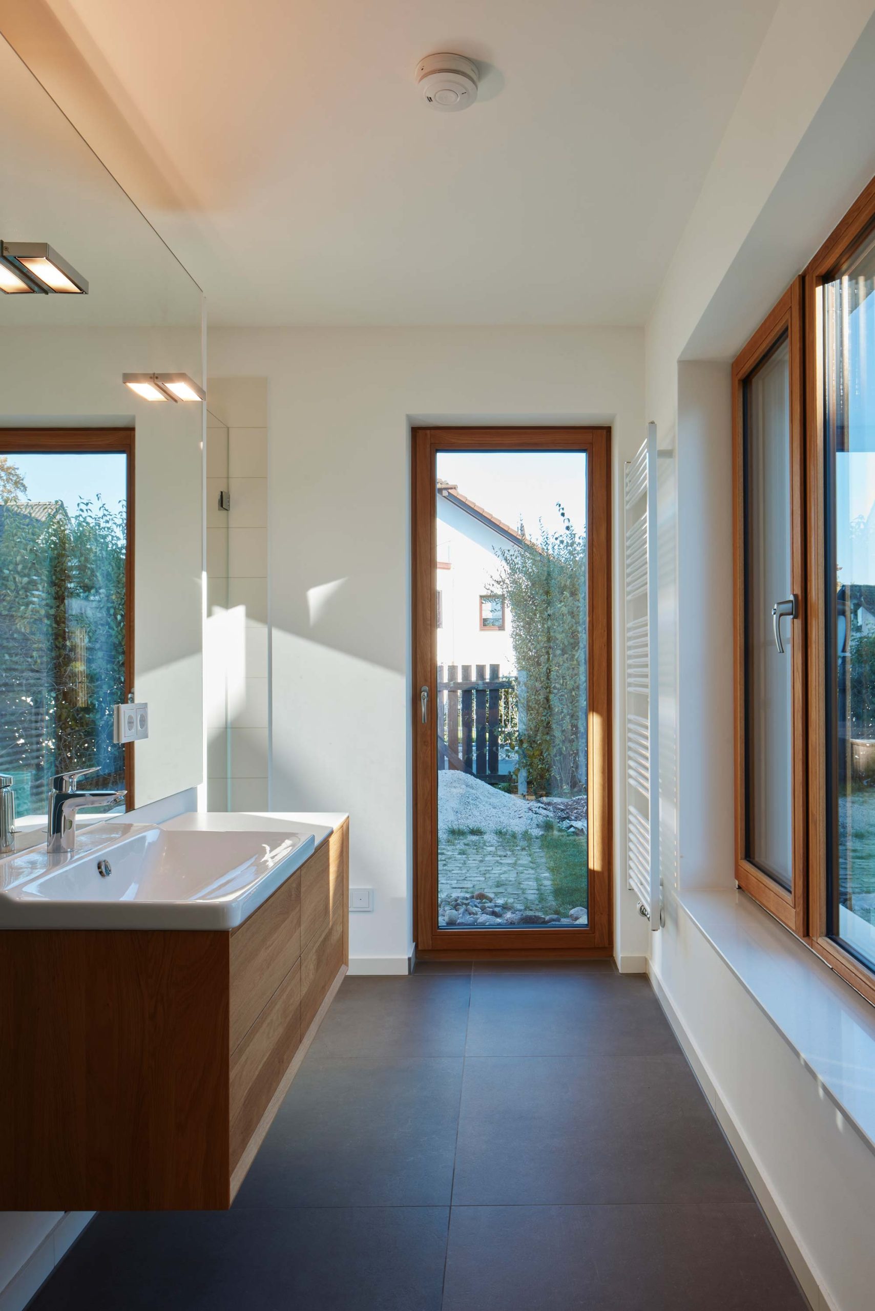 Badezimmer im Haus GLZ. Entworfen von der Bermüller+Niemeyer Architekturwerkstatt aus Nürnberg.